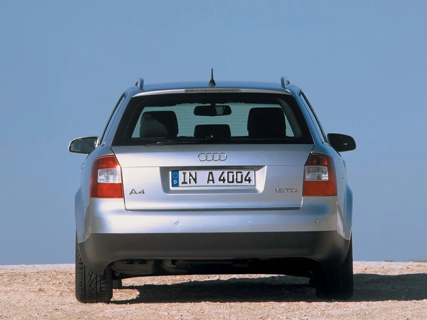 Audi_A4_2_generation__Estate_5-door__6.jpg