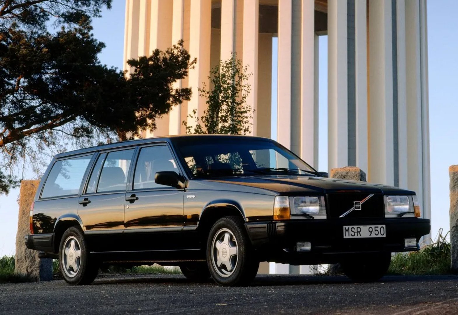 Volvo_740_1_generation__Estate_5-door__4.jpg