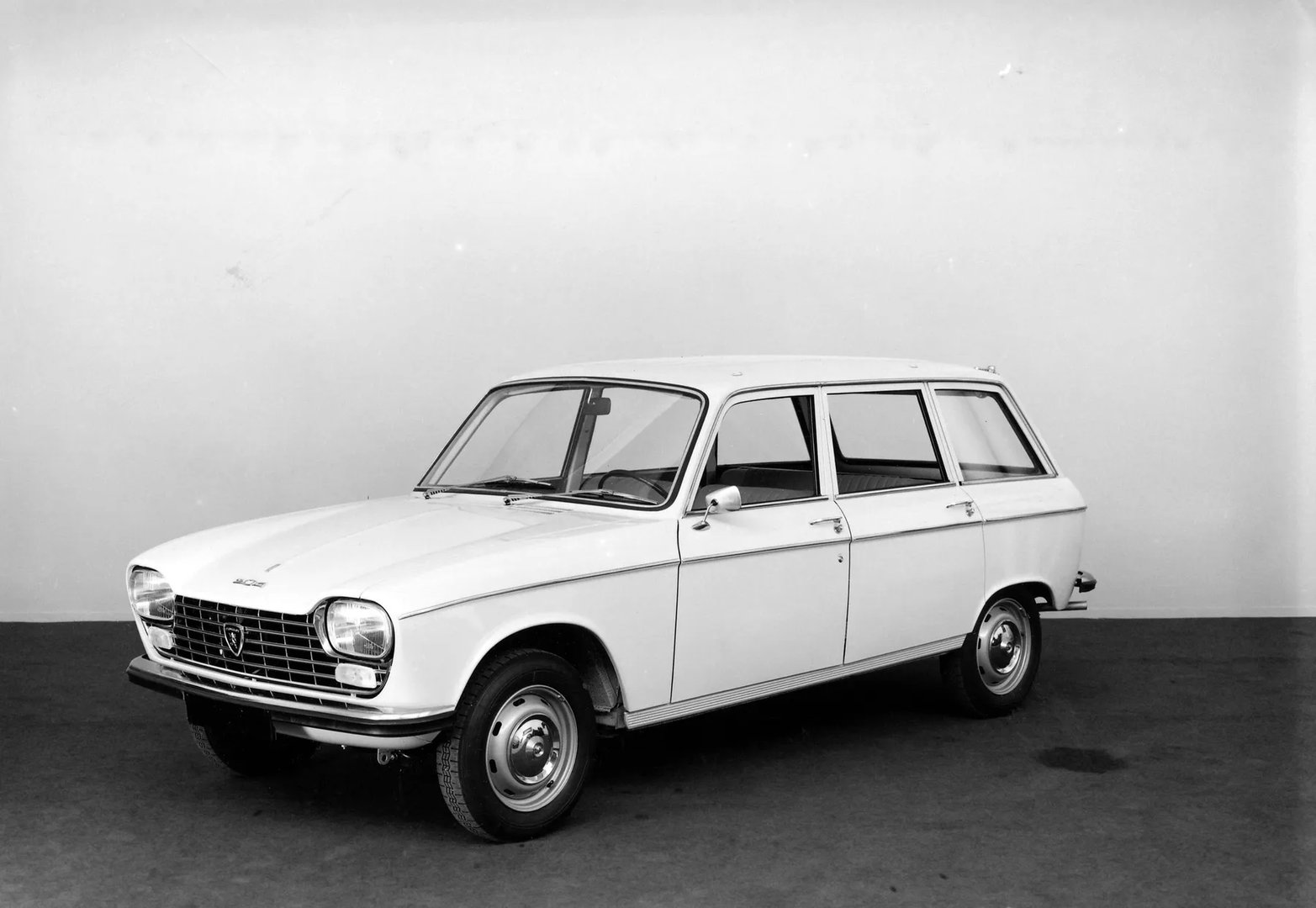 Peugeot_204_1_generation__Estate_5-door__2.jpg