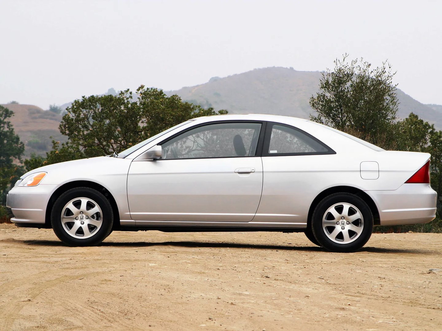 Honda_Civic_(USA)_7_generation__Coupe__2.jpg