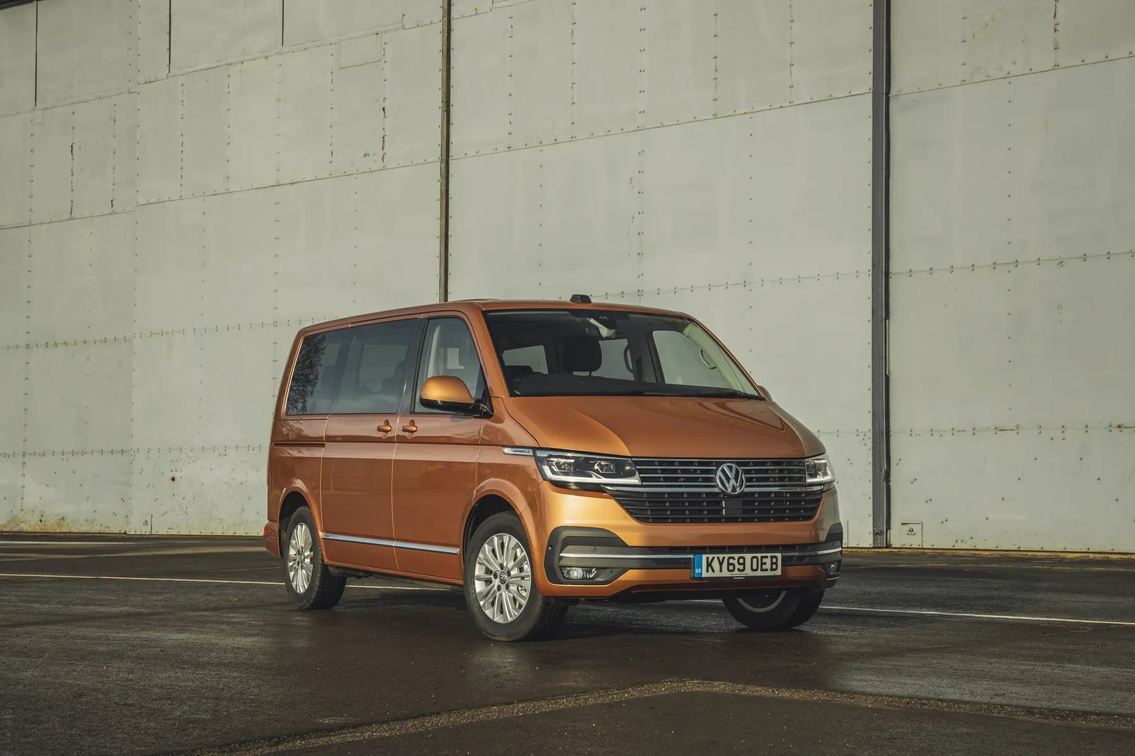 Volkswagen_Caravelle_6_generation_restyling__Minivan__4.jpg