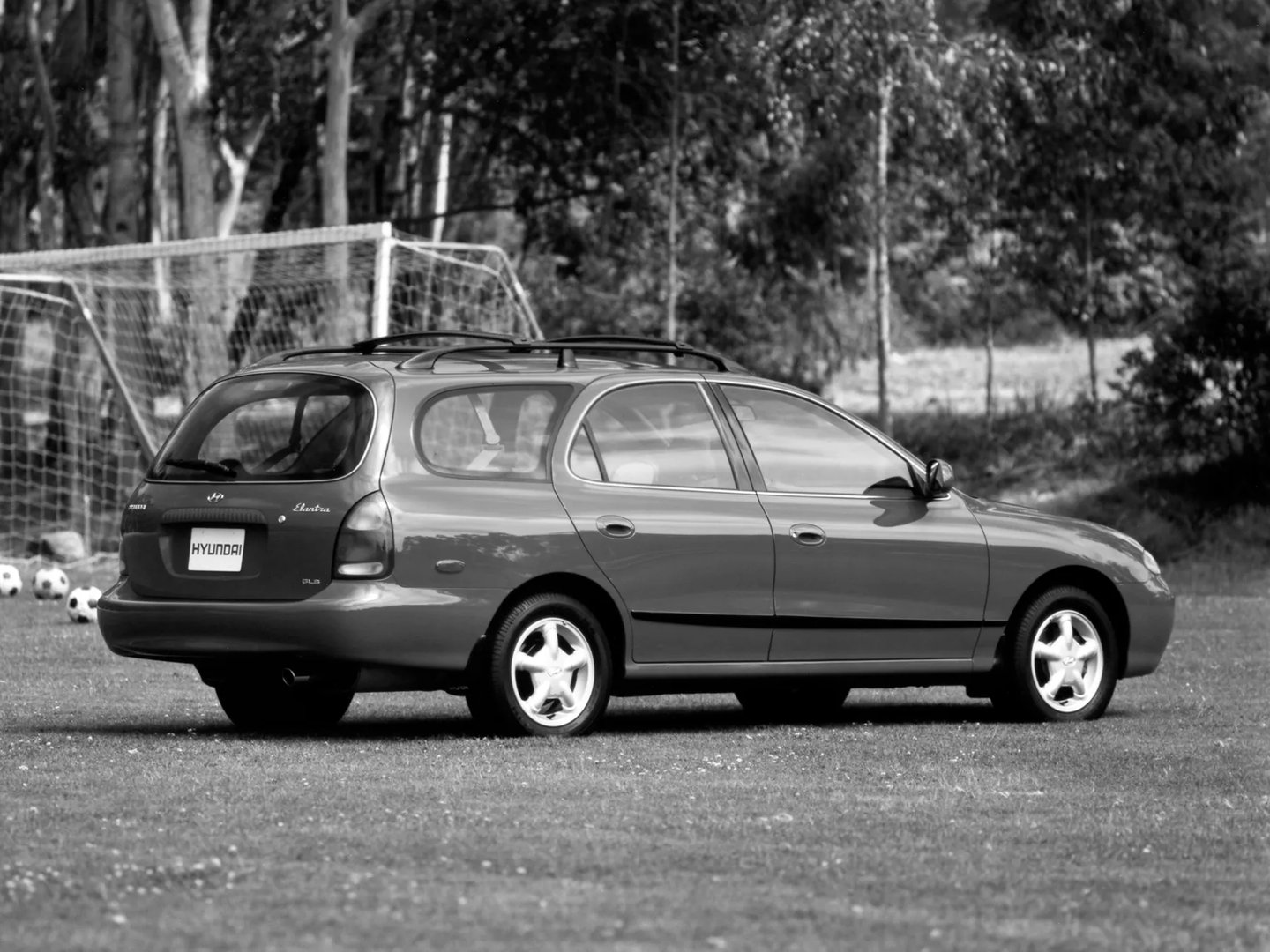 Hyundai_Elantra_2_generation__Estate_5-door__4.jpg
