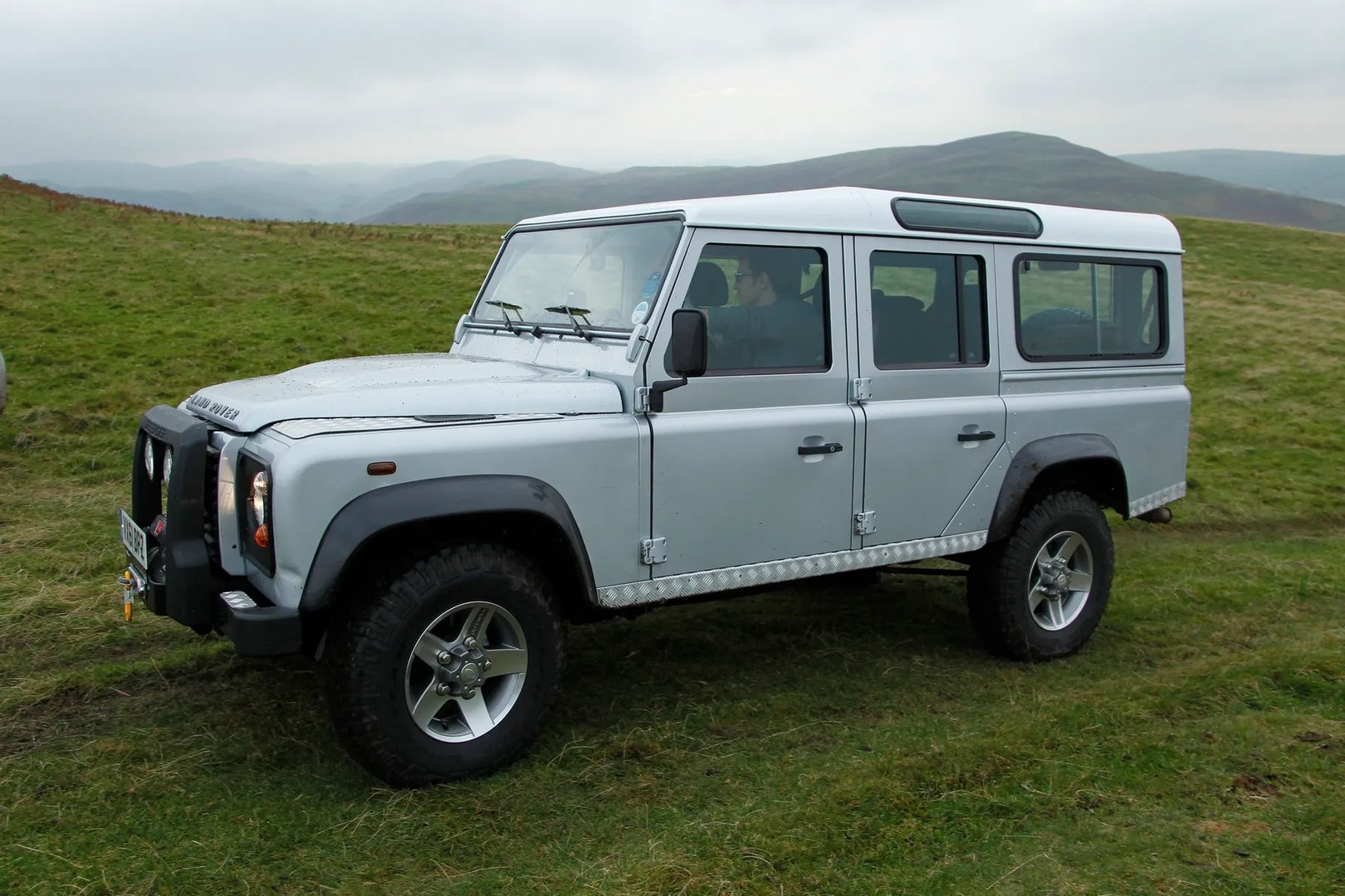 Land Rover_Defender_1_generation_restyling__SUV_5-doors__3.jpg