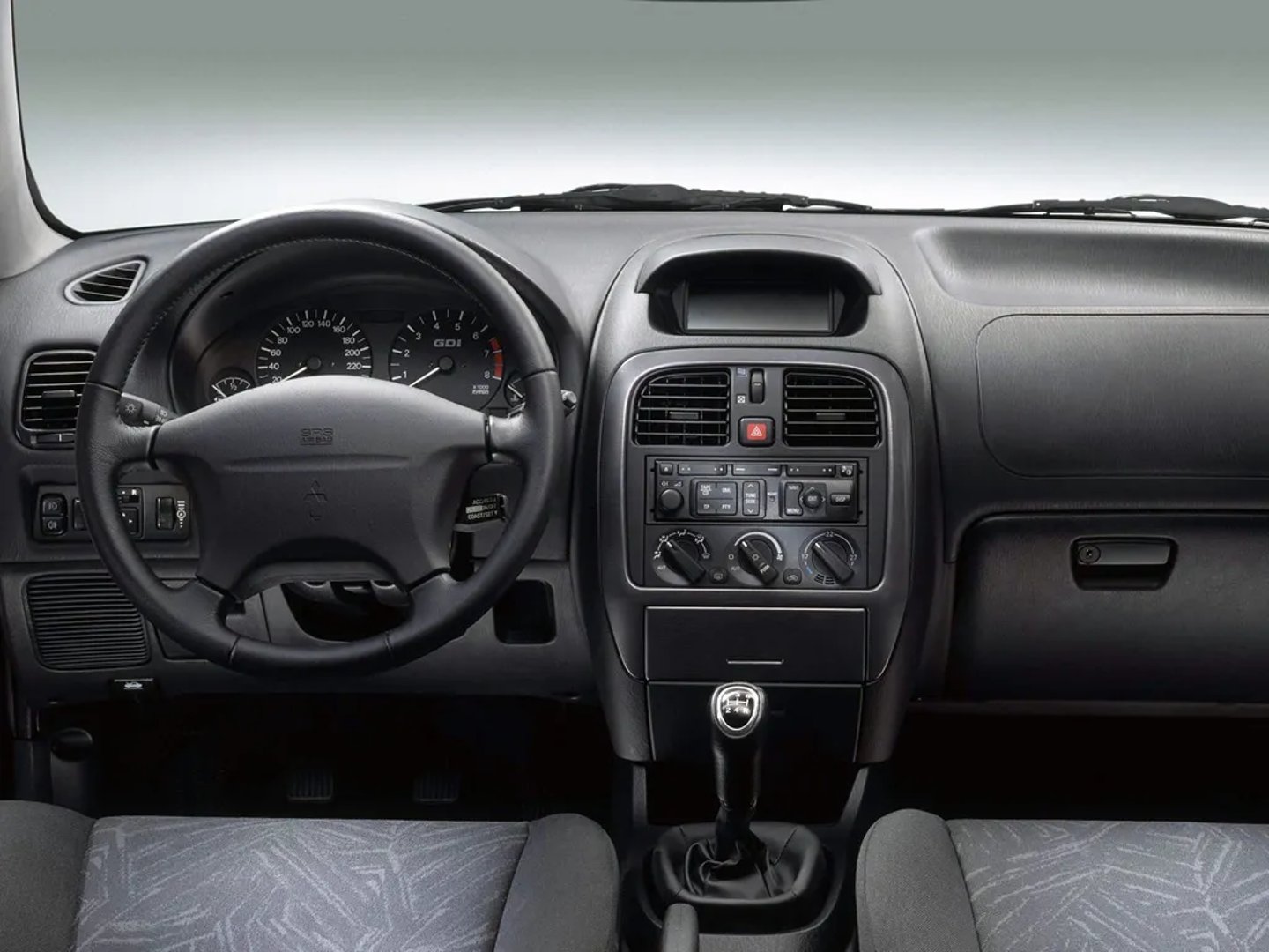 Mitsubishi_Carisma_1_generation_restyling__Hatchback_5-door__8.jpg