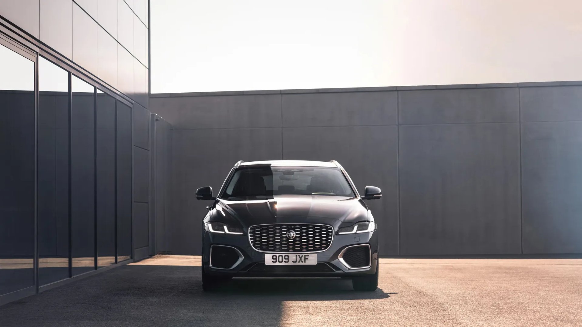 Jaguar_XF_2_generation_restyling__Estate_5-door__2.jpg