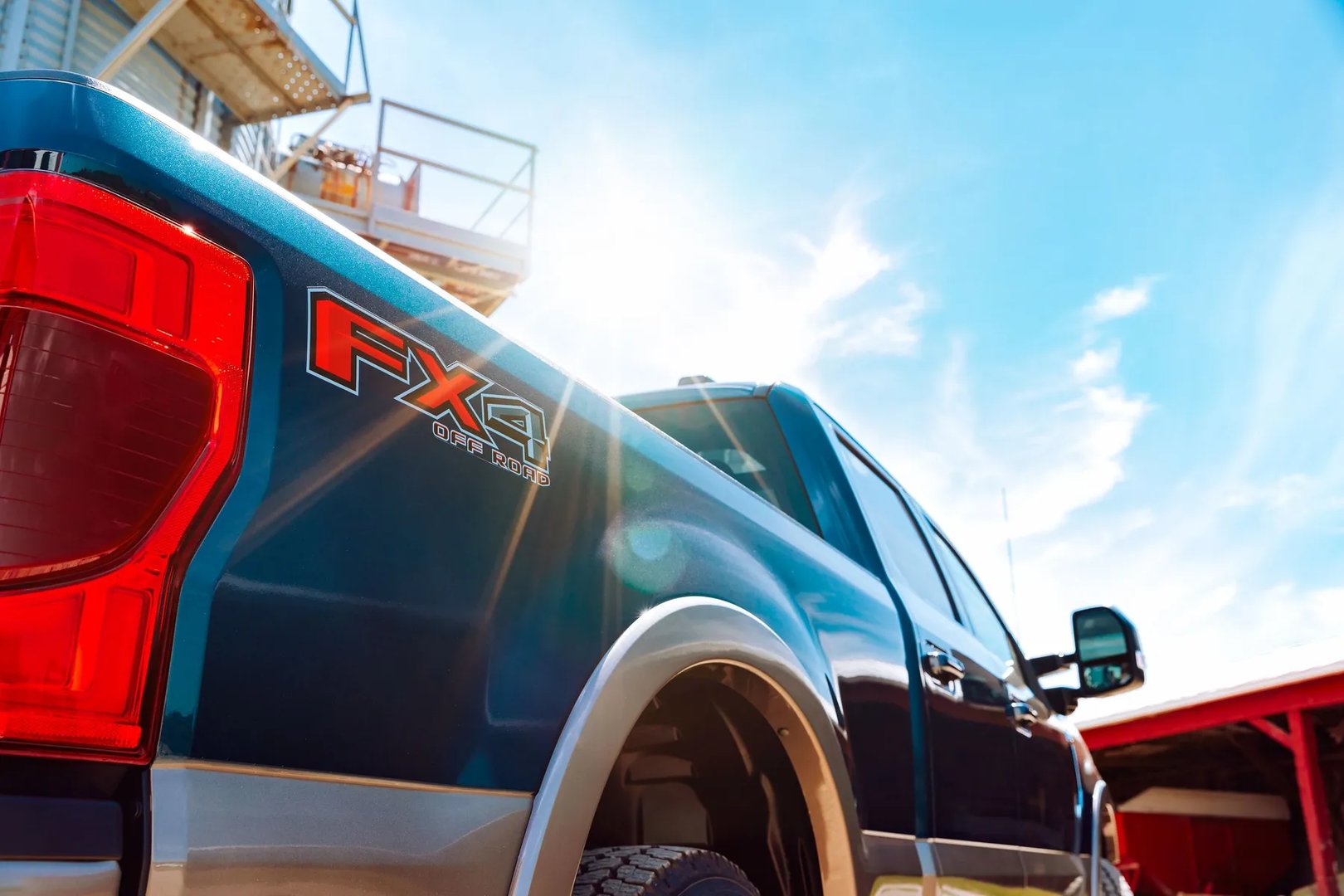 Ford_F-250_4_generation_restyling__Pickup_1.5-cab__4.jpg