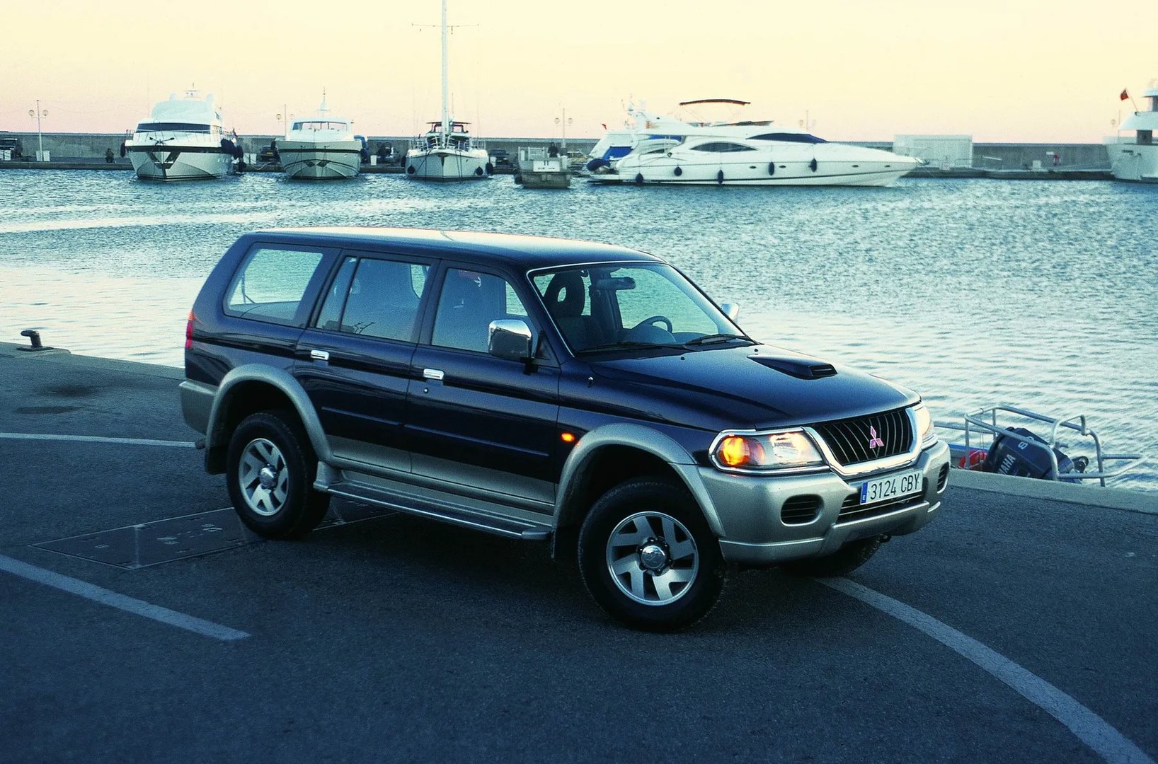 Mitsubishi_Pajero_Sport_1_generation__SUV_5-doors__7.jpg