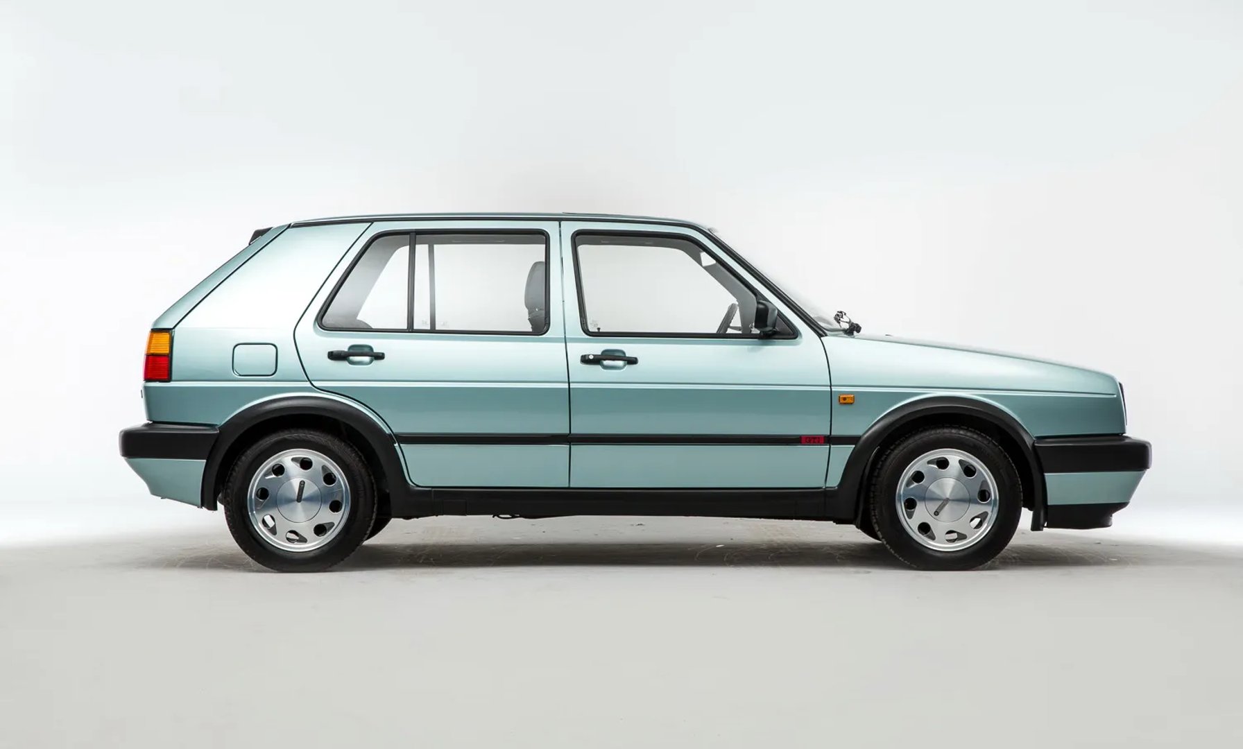 Volkswagen_Golf_GTI_2_generation__Hatchback_5-door__4.jpg