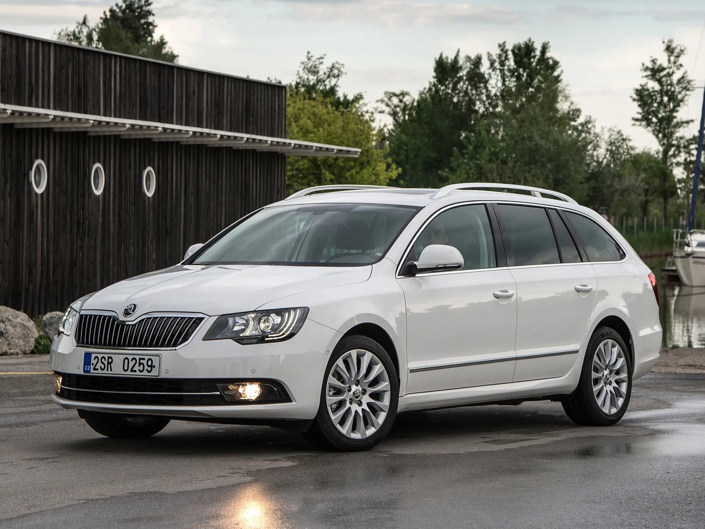 Skoda_Superb_2_generation_restyling__Estate_5-door__13.jpg
