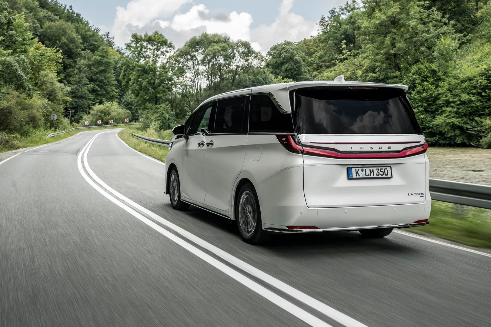 Lexus_LM_2_generation__Minivan__6.jpg
