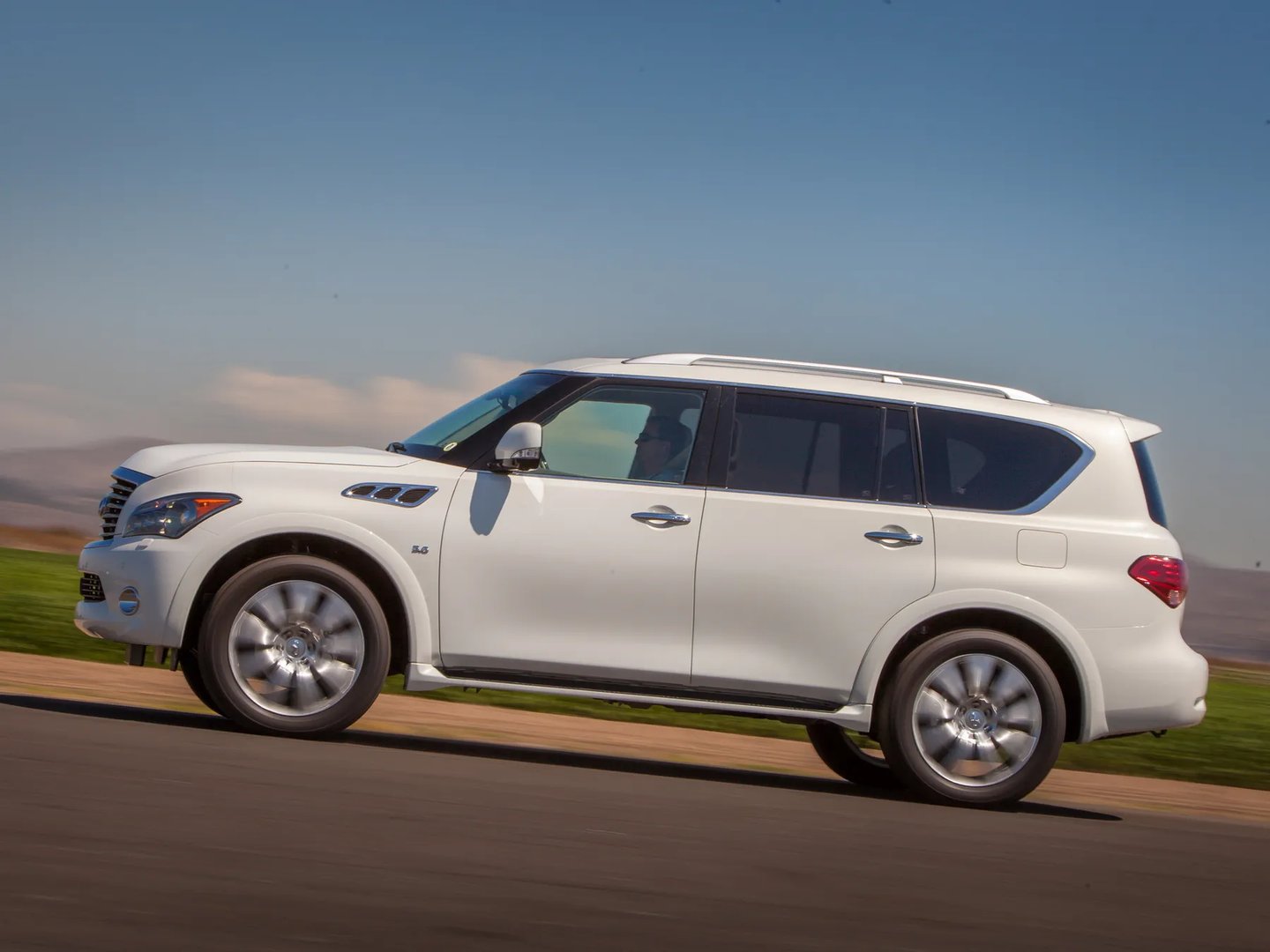 Infiniti_QX80_1_generation__SUV_5-doors__3.jpg