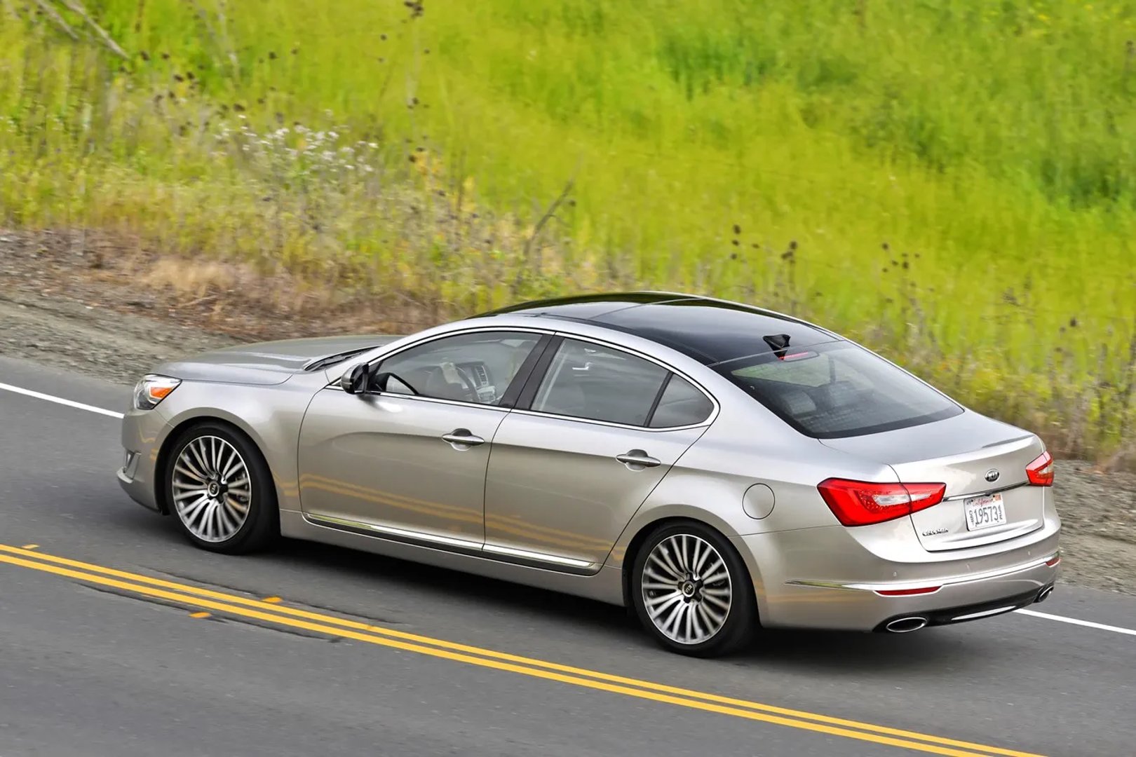 Kia_Cadenza_1_generation_restyling__Sedan__3.jpg
