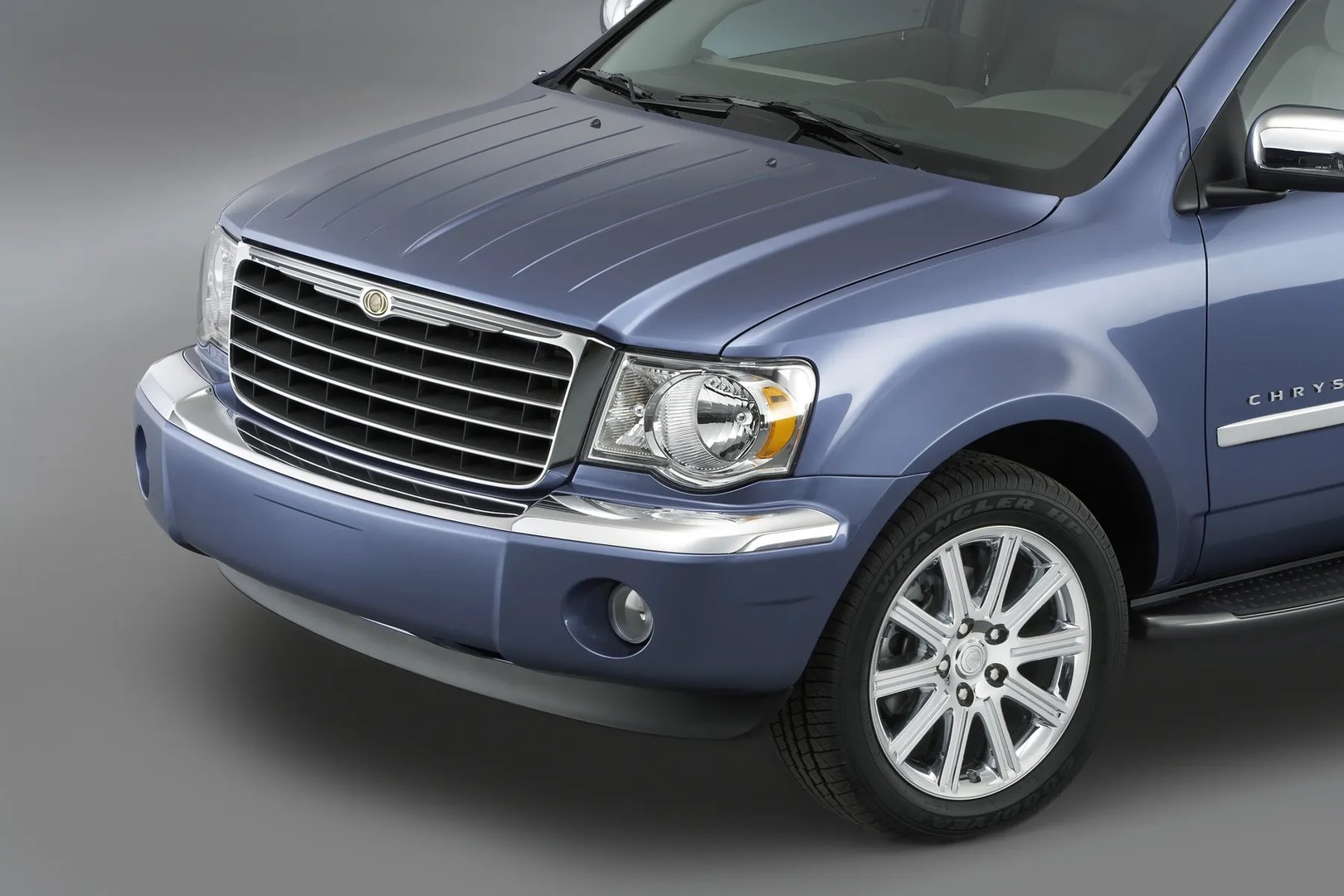 Chrysler_Aspen_1_generation__SUV_5-doors__11.jpg