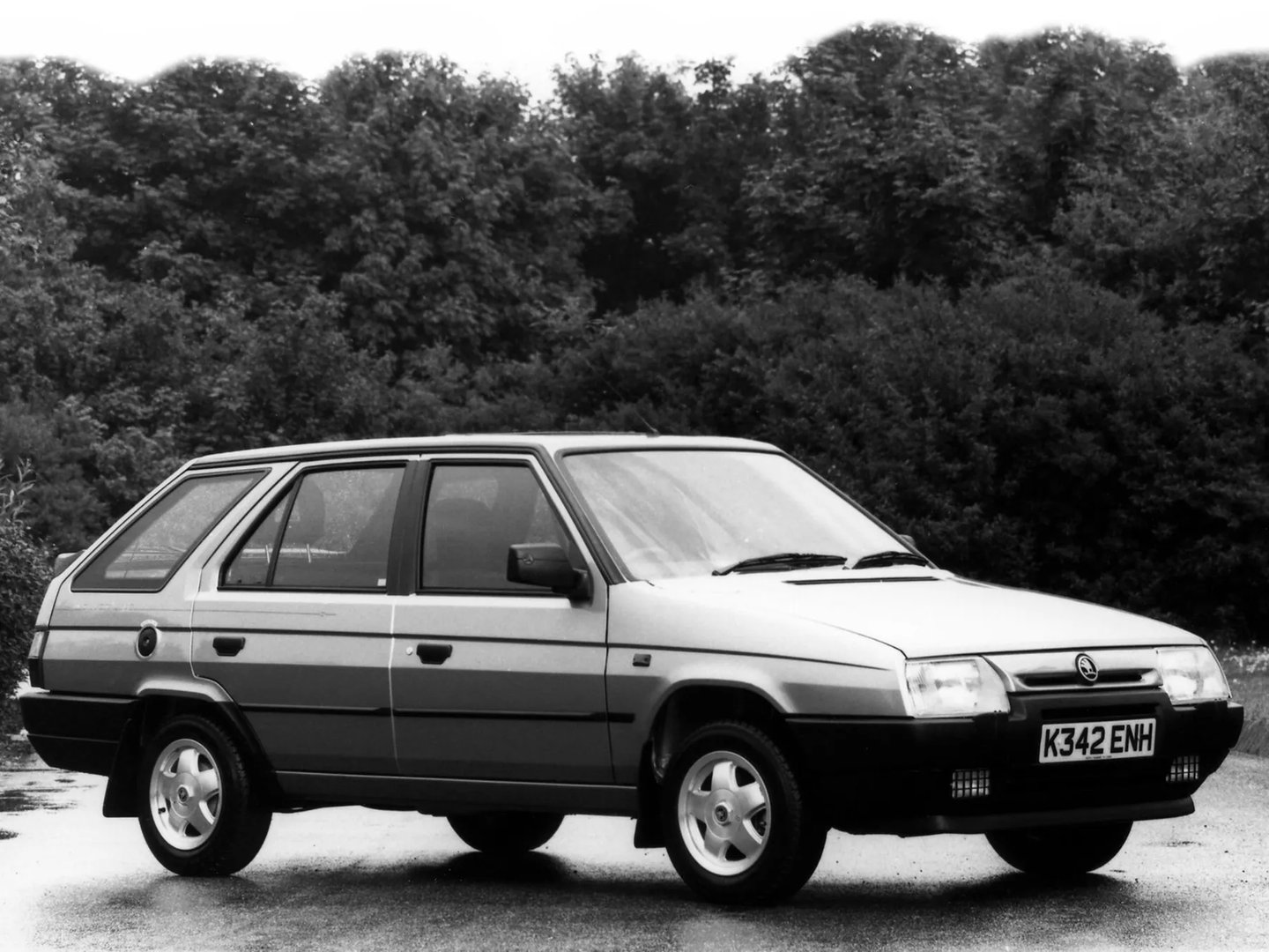 Skoda_Favorit_1_generation__Estate_5-door__1.jpg