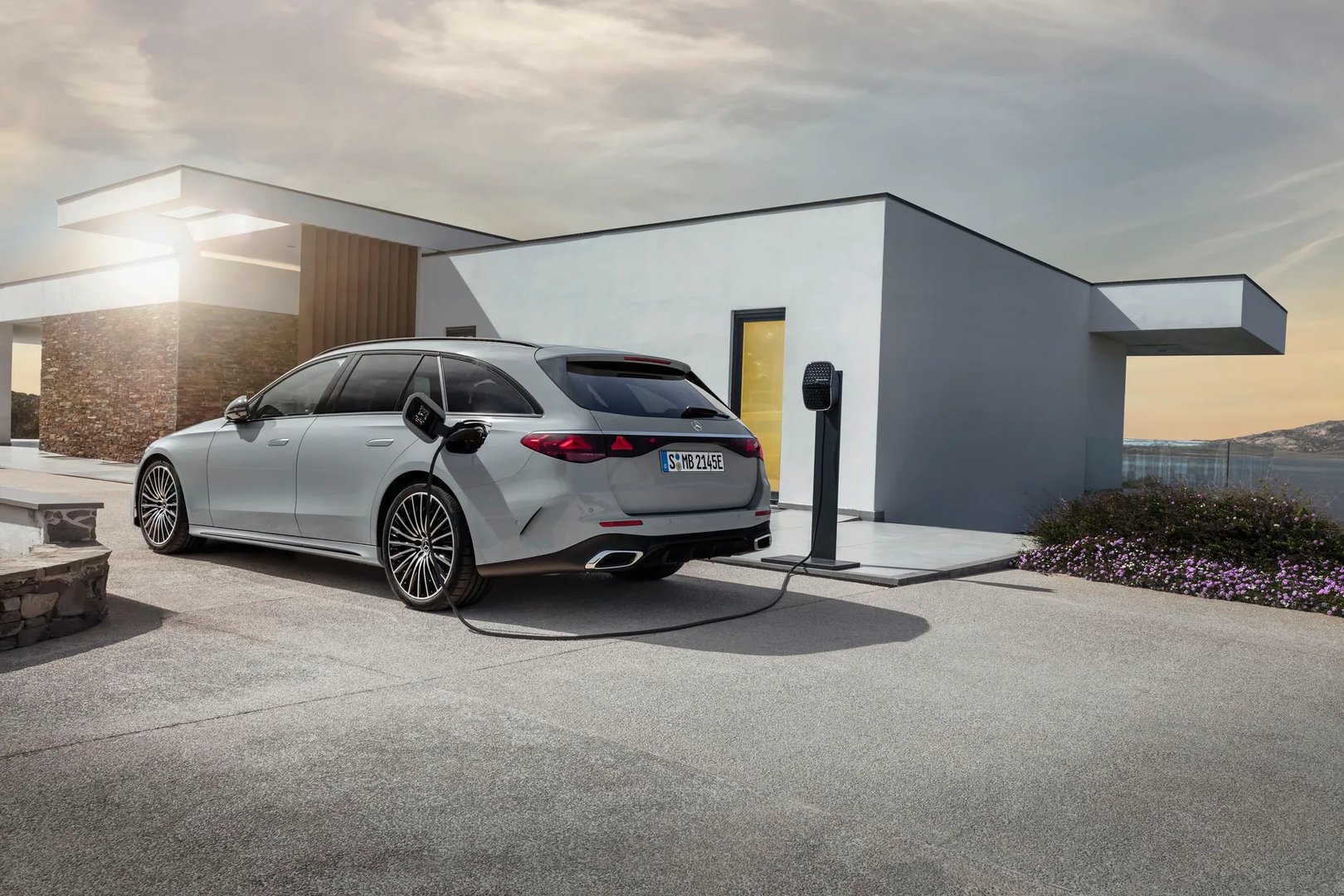 Mercedes_E-Class_6_generation__Estate_5-door__3.jpg