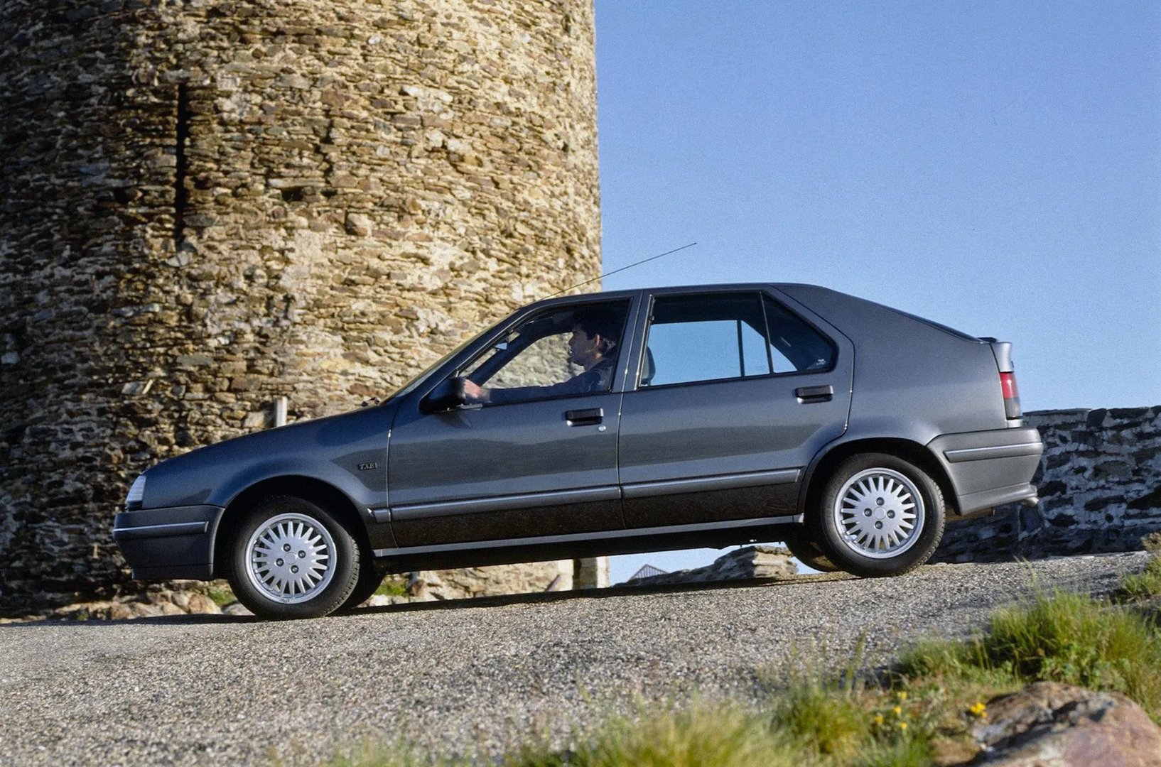 Renault_19_1_generation__Hatchback_5-door__5.jpg