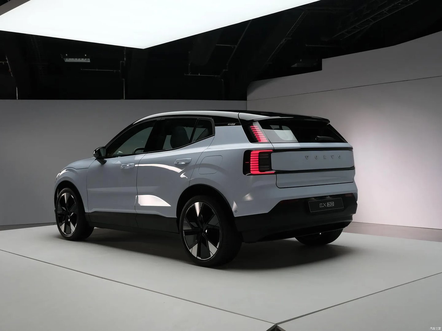 Volvo_EX30_1_generation__SUV_5-doors__3.jpg