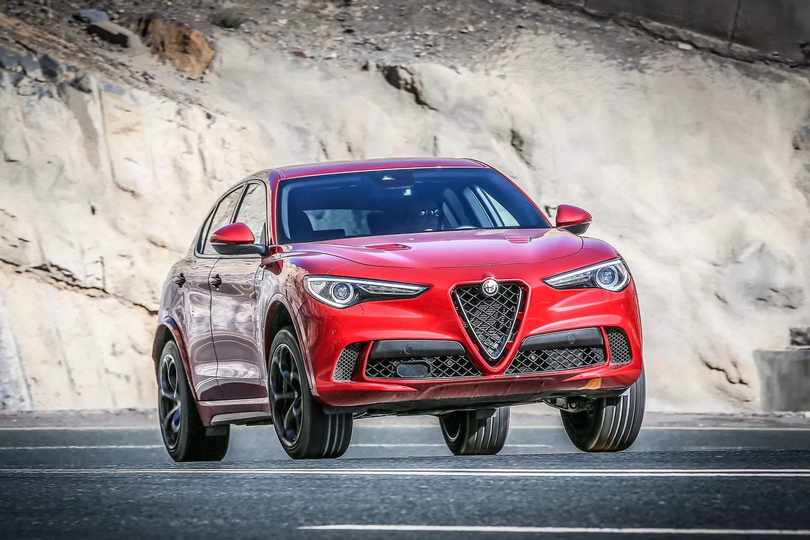 Alfa Romeo_Stelvio_1_generation__SUV_5-doors__11.jpg