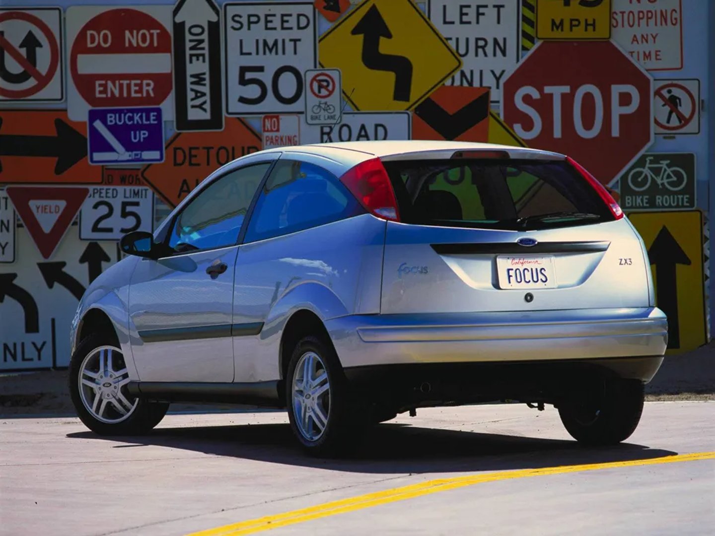 Ford_Focus_(North_America)_1_generation__Hatchback_3-door__1.jpg