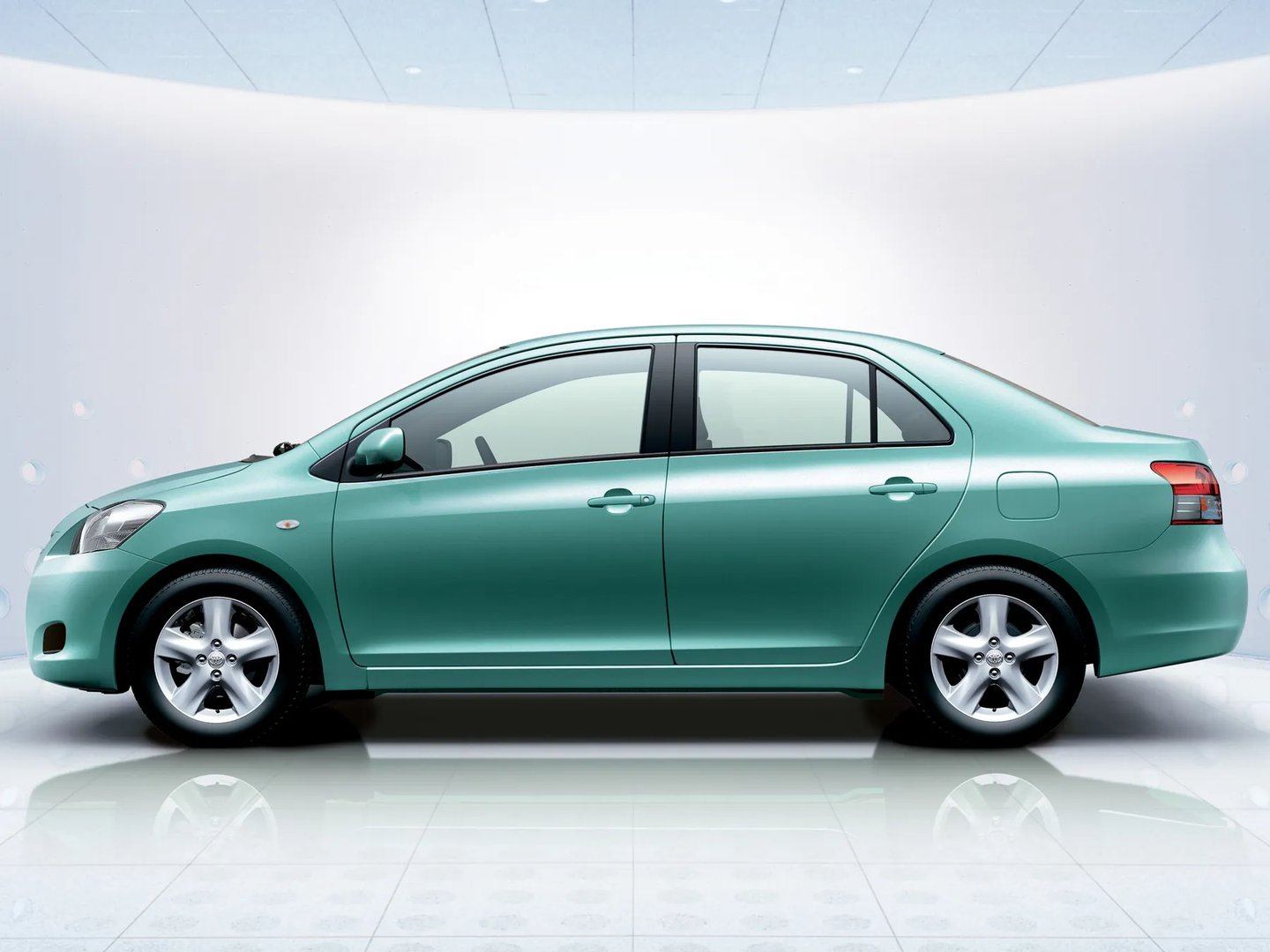 Toyota_Belta_1_generation__Sedan__1.jpg