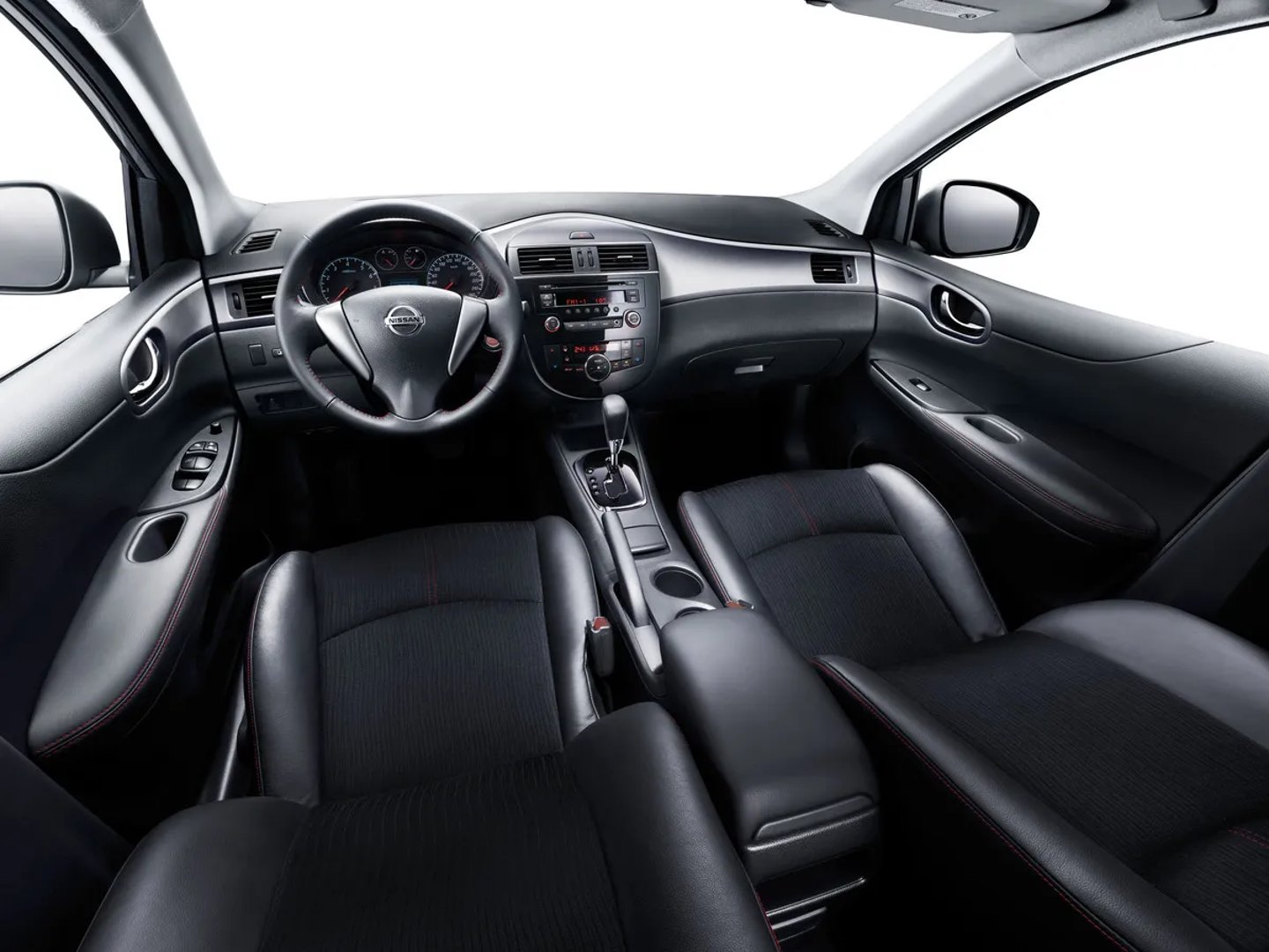 Nissan_Tiida_1_generation_restyling__Hatchback_5-door__6.jpg