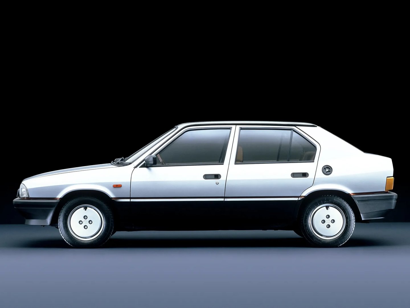 Alfa Romeo_33_1_generation__Sedan__4.jpg