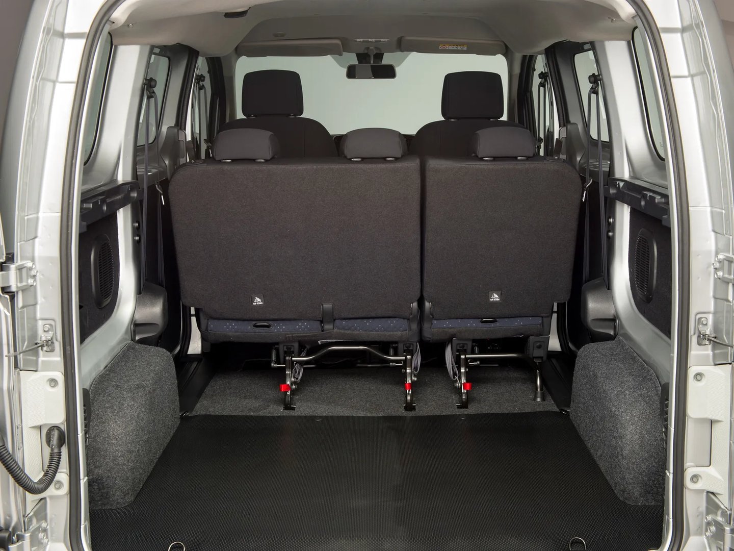 Nissan_E-NV200_1_generation__Minivan__7.jpg