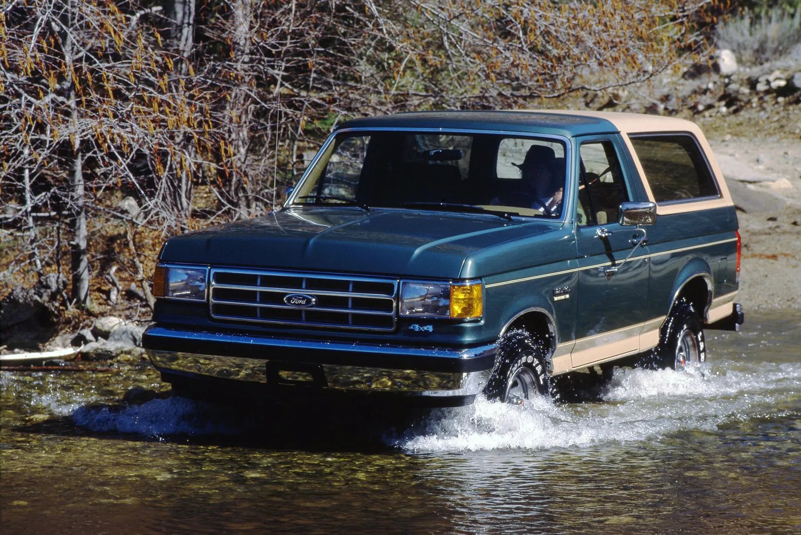 Ford_Bronco_4_generation__SUV_3-doors__2.jpg