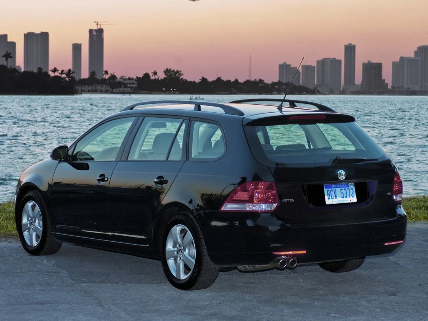 Volkswagen_Jetta_5_generation__Estate_5-door__2.jpg