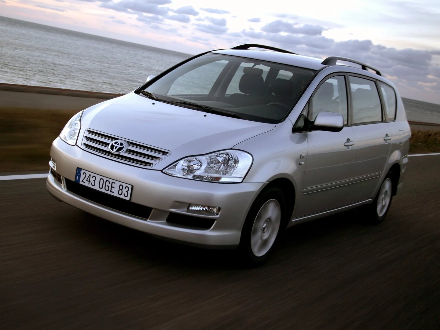 Toyota_Avensis_Verso_1_generation_restyling__Compact_Van__10.jpg