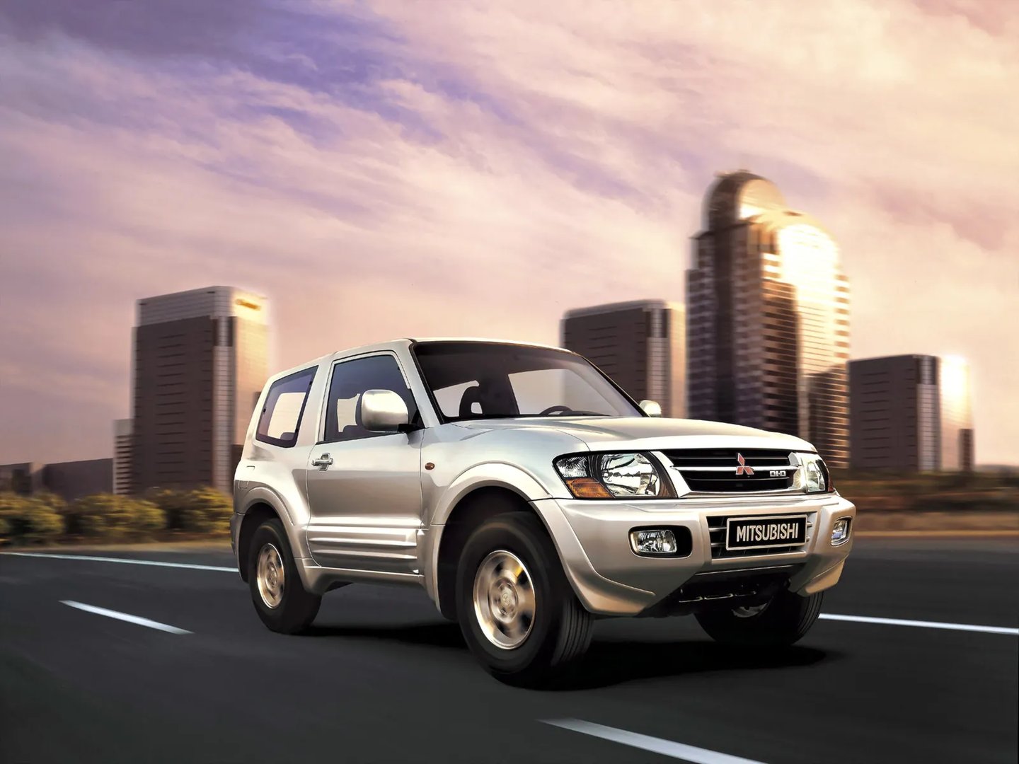 Mitsubishi_Pajero_3_generation__SUV_3-doors__3.jpg