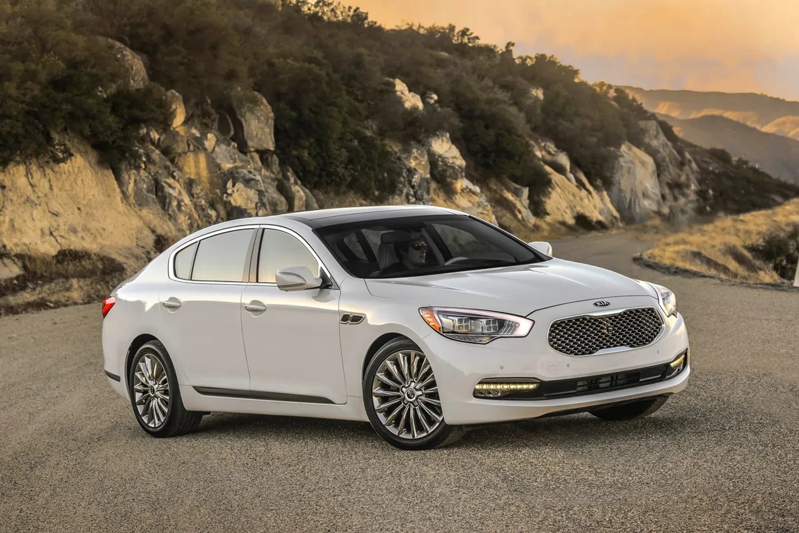 Kia_K900_1_generation__Sedan__3.jpg
