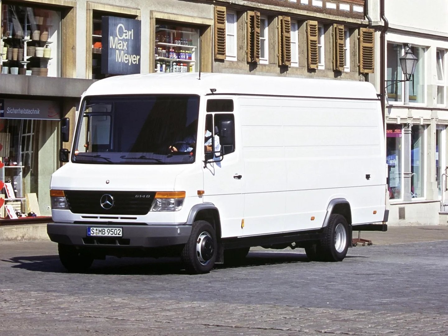 Mercedes_Vario_1_generation__Van_Long__1.jpg