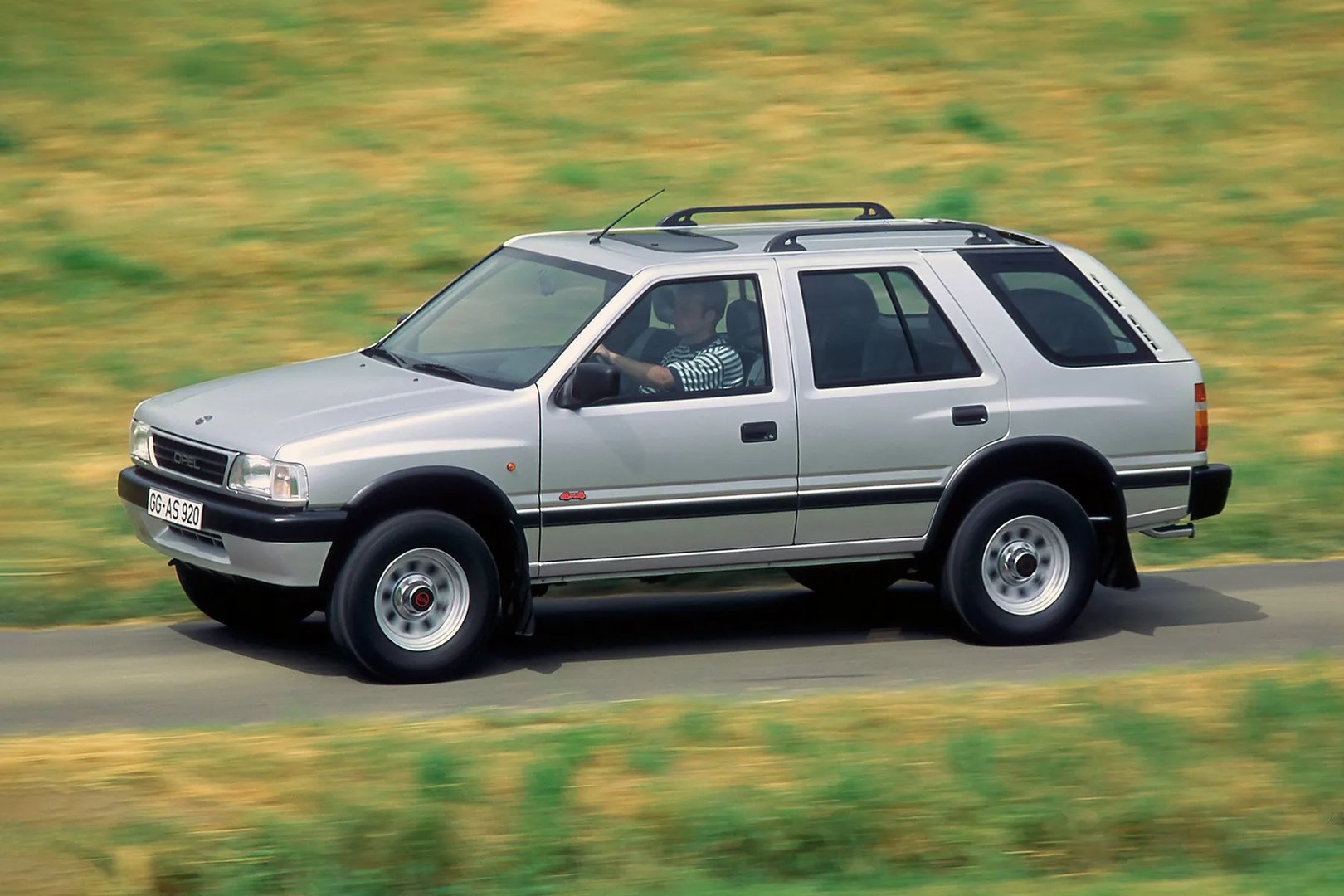 Opel_Frontera_1_generation__SUV_5-doors__5.jpg