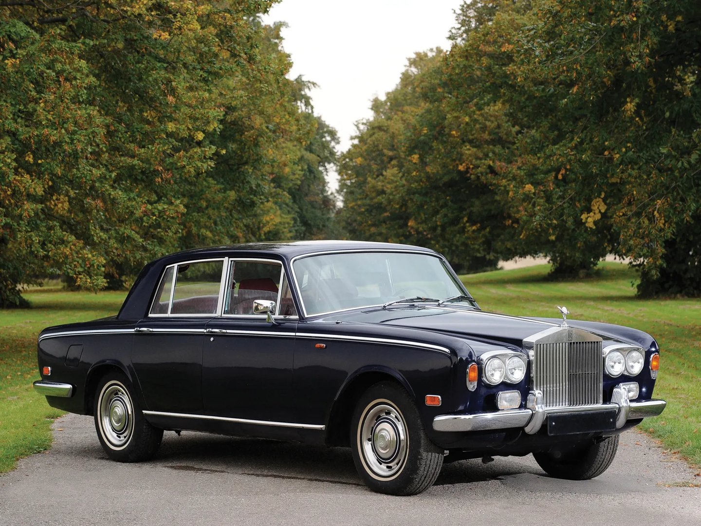 Rolls-Royce_Silver_Shadow_1_generation__Sedan__3.jpg