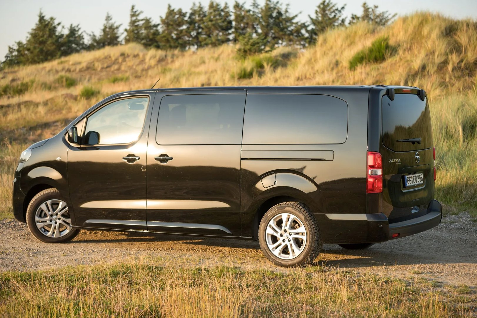 Opel_Zafira_Life_1_generation__Minivan_Long__4.jpg