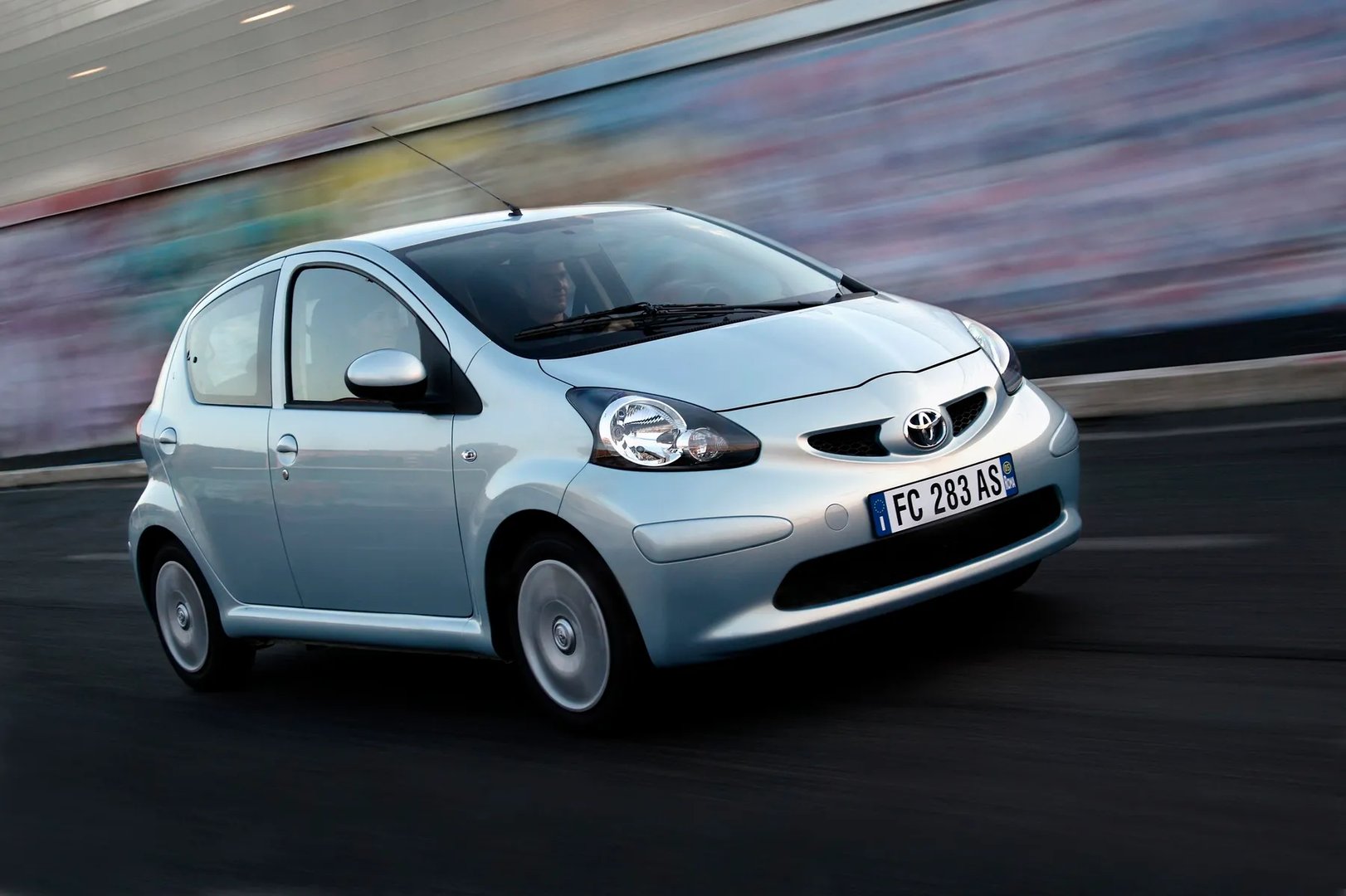 Toyota_Aygo_1_generation__Mini_5-doors__12.jpg
