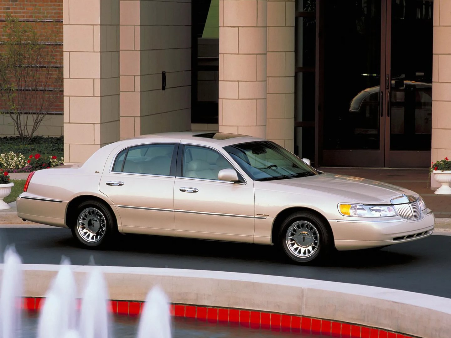Lincoln_Town_Car_3_generation__Sedan__2.jpg