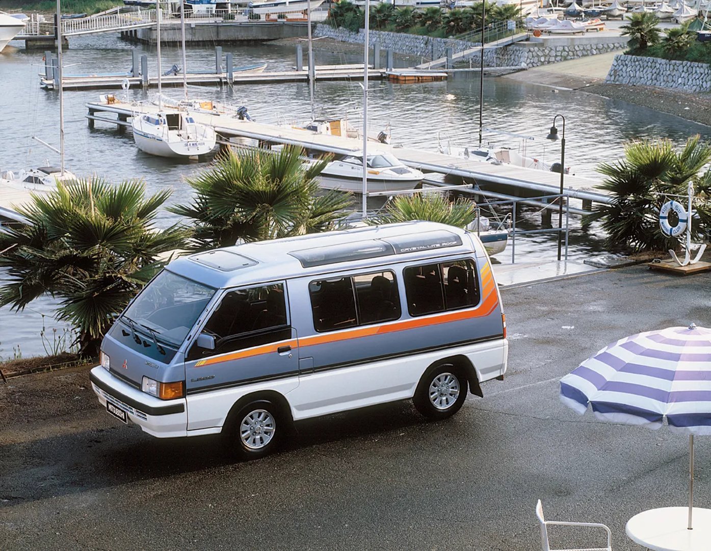 Mitsubishi_L300_2_generation__Minivan__6.jpg