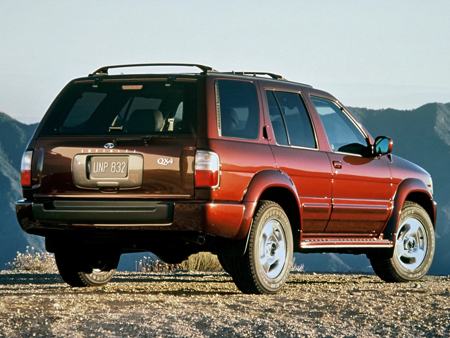 Infiniti_QX4_1_generation__SUV_5-doors__5.jpg