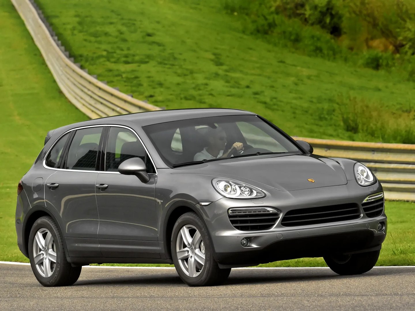 Porsche_Cayenne_2_generation__SUV_5-doors__2.jpg