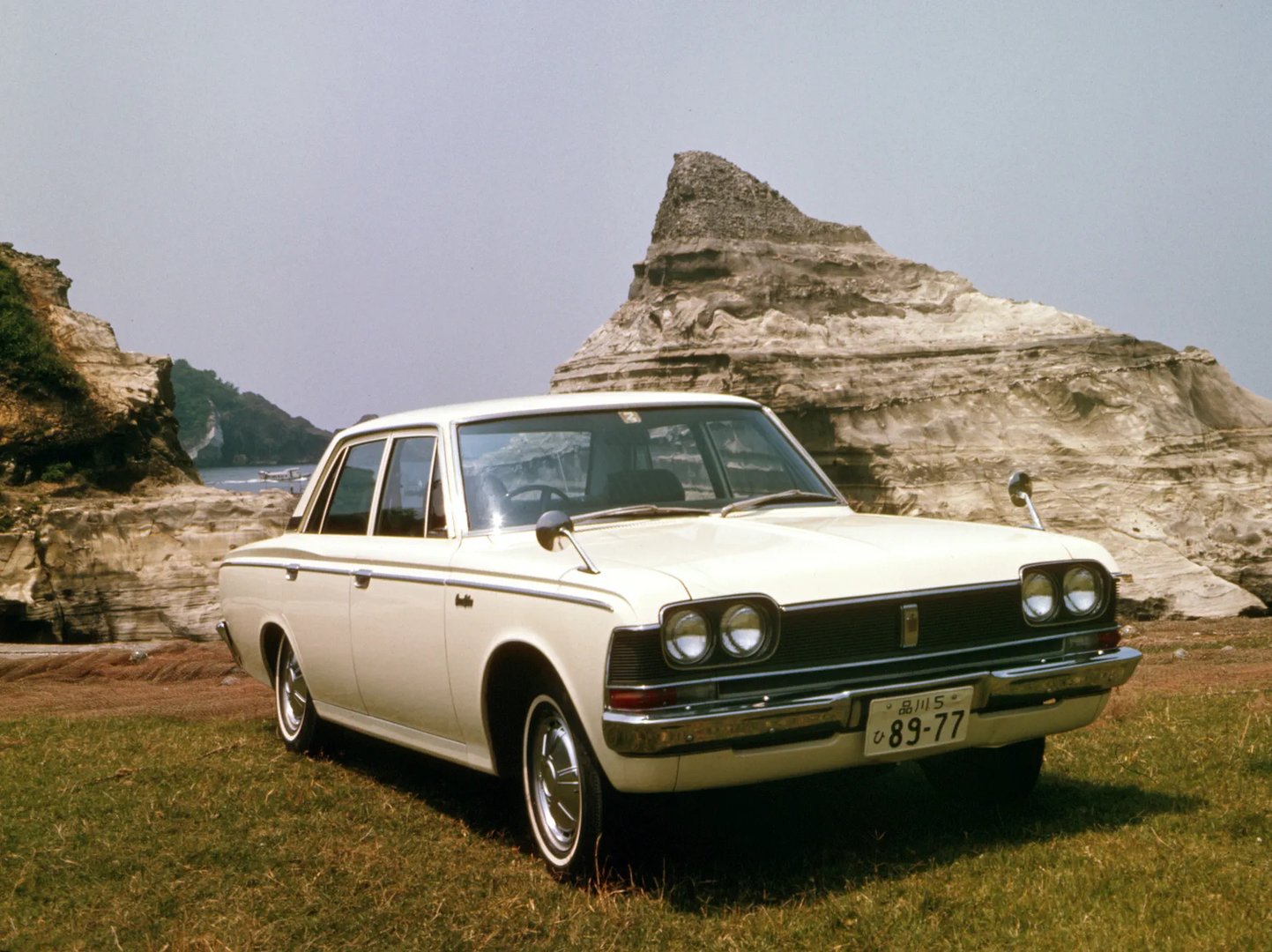 Toyota_Crown_3_generation__Sedan__4.jpg