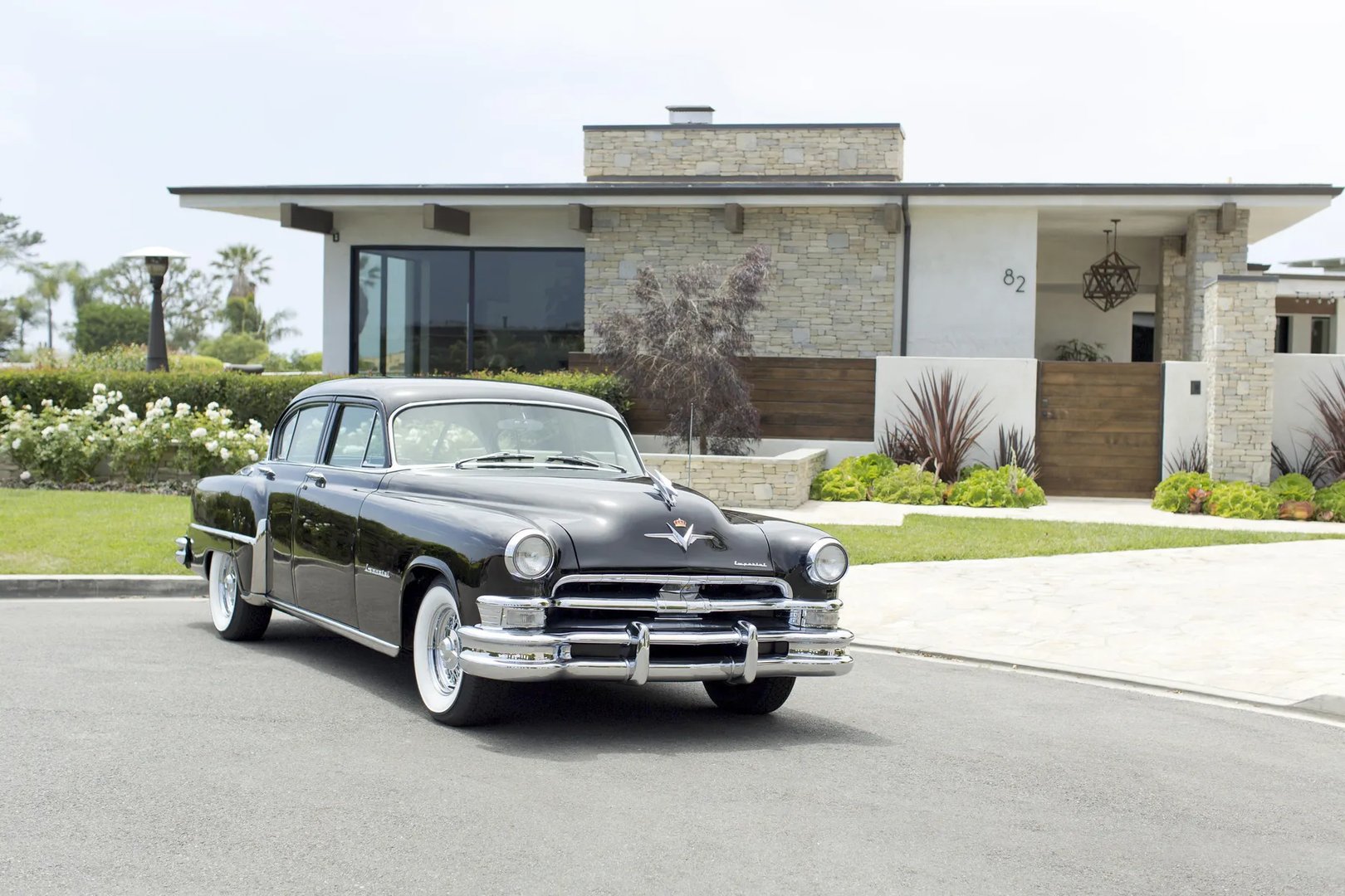 Chrysler_Imperial_6_generation__Sedan__1.jpg