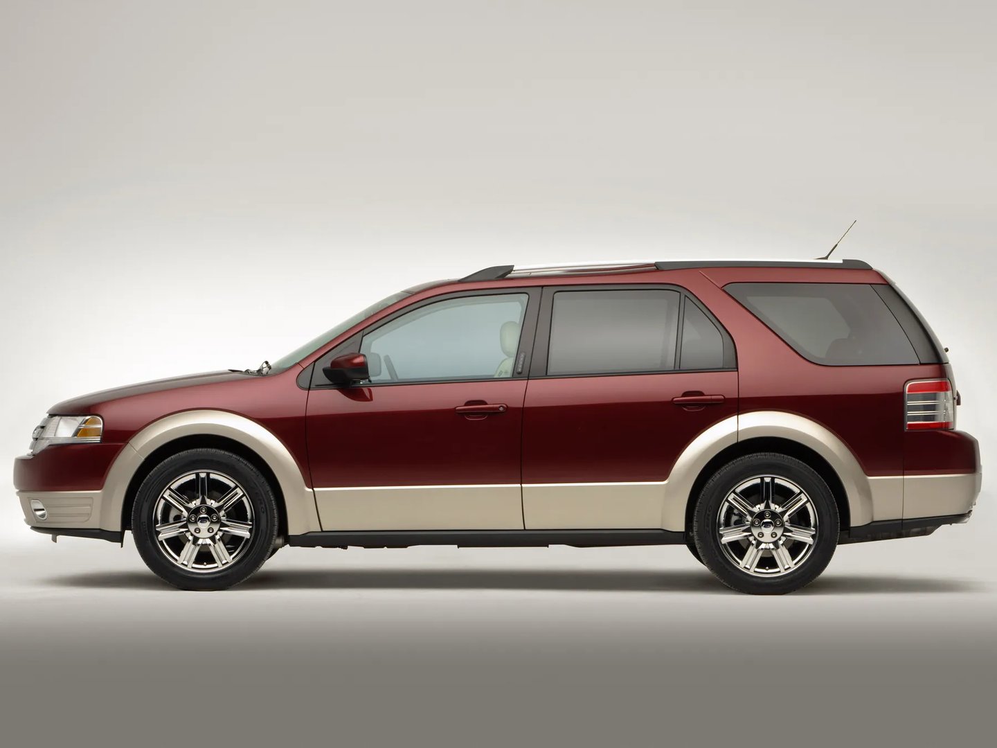 Ford_Taurus_X_1_generation__SUV_5-doors__3.jpg