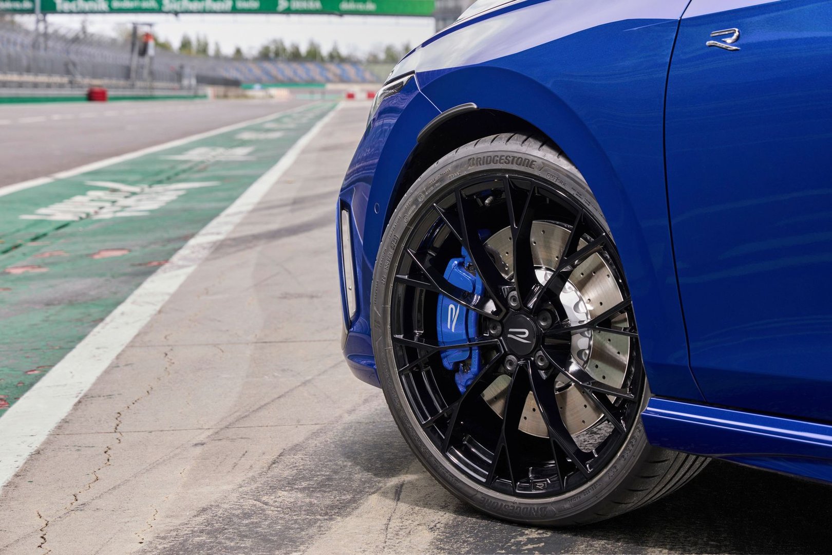 volkswagen_Golf_R_8_generation_restyling__Estate_5-door__12.jpg