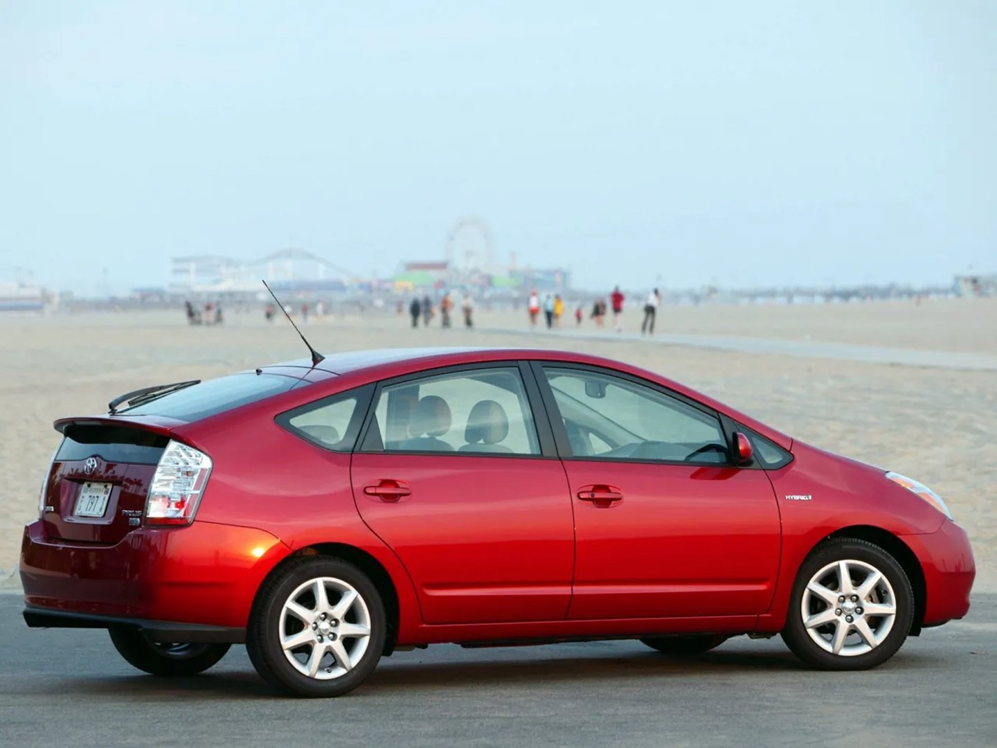 Toyota_Prius_2_generation__Liftback__11.jpg