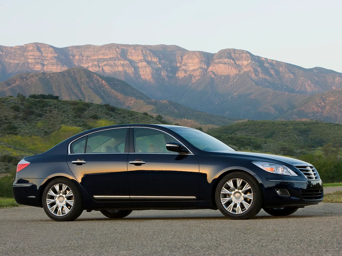 Hyundai_Genesis_1_generation__Sedan__10.jpg
