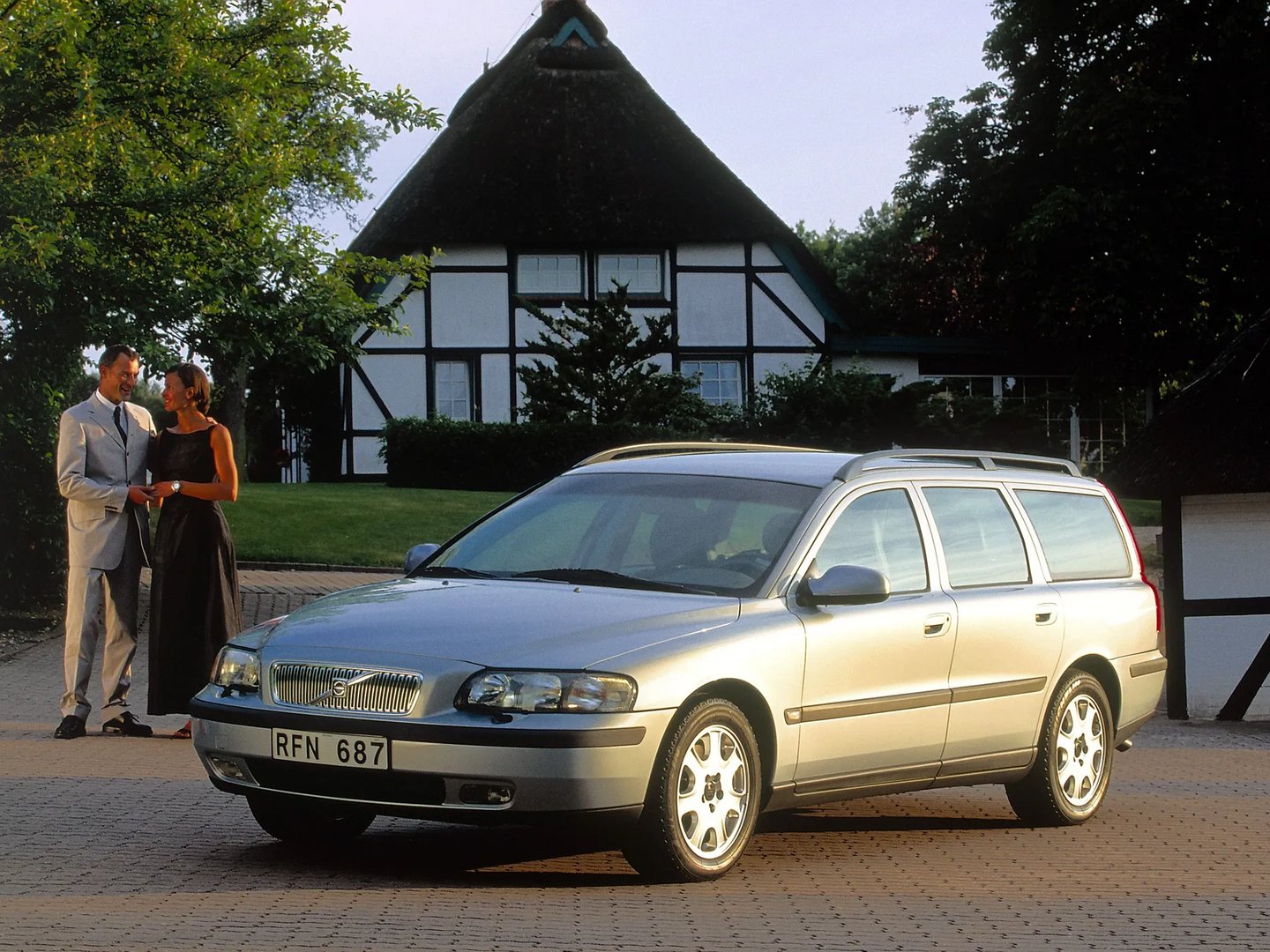 Volvo_V70_2_generation__Estate_5-door__3.jpg