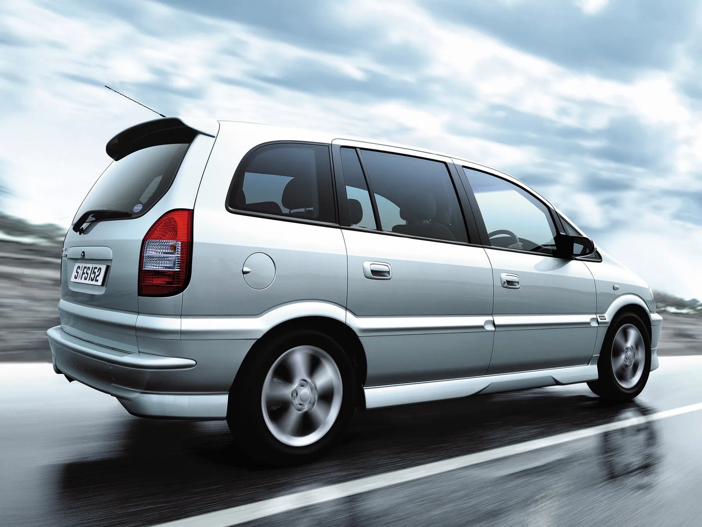 Subaru_Traviq_1_generation__Compact_Van__5.jpg