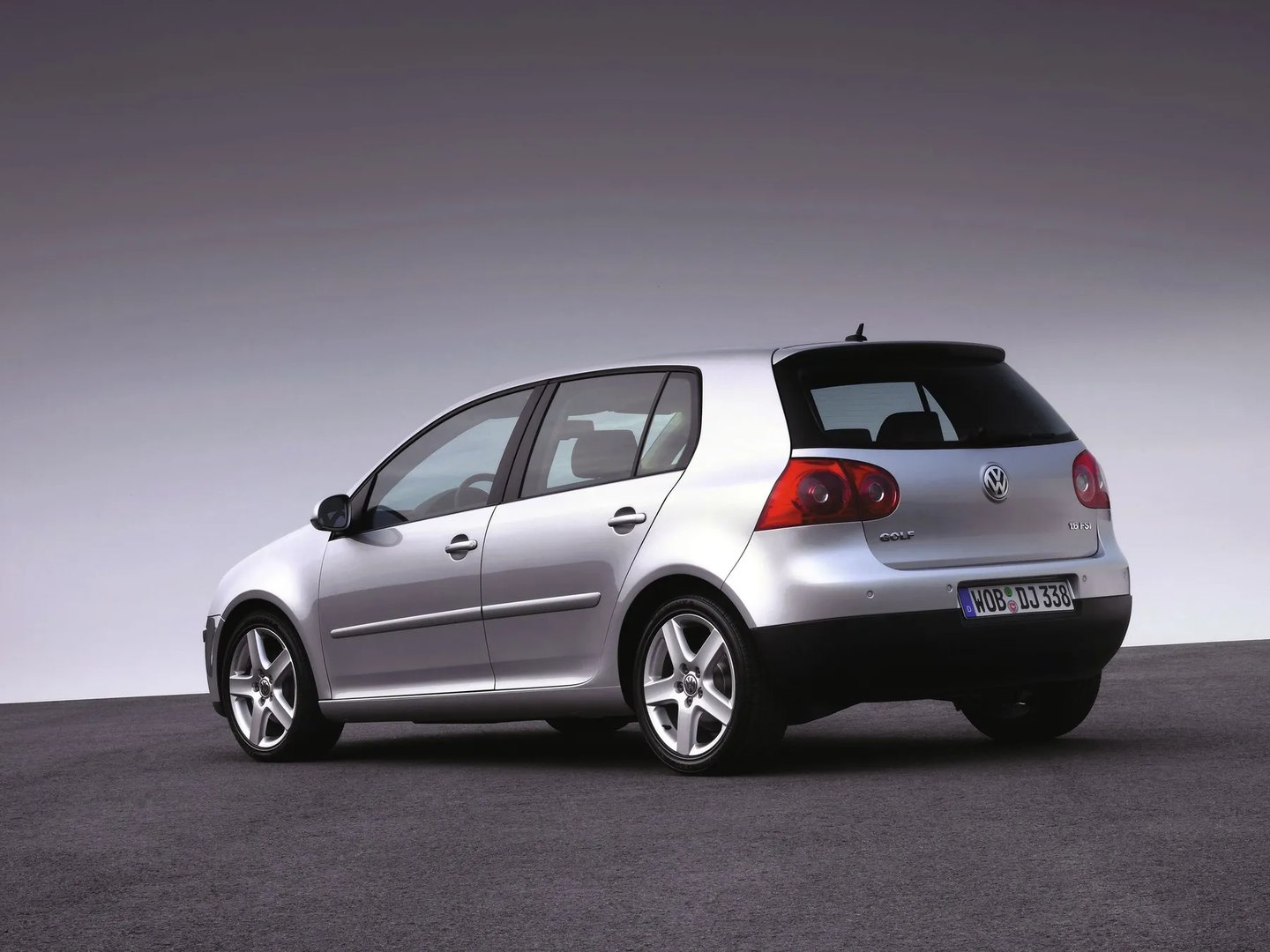 Volkswagen_Golf_5_generation__Hatchback_5-door__11.jpg